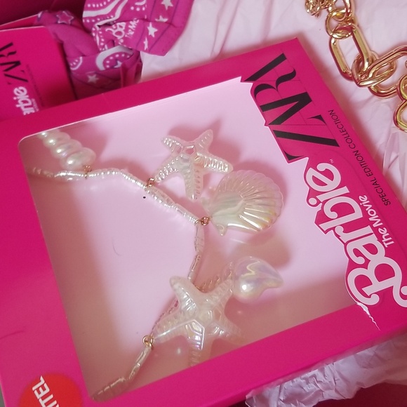 Zara Barbie 4 pcs. NIB-bandana, shell necklace, beach/heart gold chain belt, pen - Picture 2 of 7